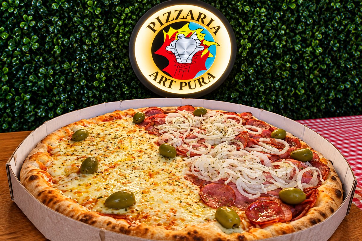 Pizza meio a meio da Art Pura embaixo do letreiro iluminado da pizzaria