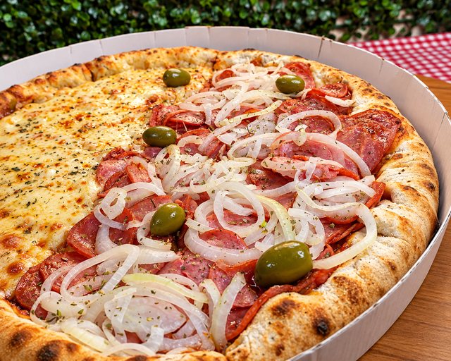 Pizza meio a meio da Art Pura, uma metade com queijo e a outra com calabresa e cebola