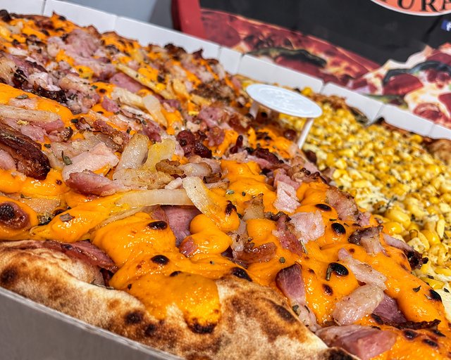 Pizza especial da Art Pura em detalhe, servida na caixa da pizzaria